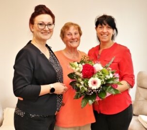 Neue Tagespflege im Landhaus eröffnet - Inhaberin Christiane Kranhold (links) und Pflegedienstleiterin Peggy Friede (rechts) begrüßten Tagespflegegast Erika Schwarz mit einem Blumenstrauß.