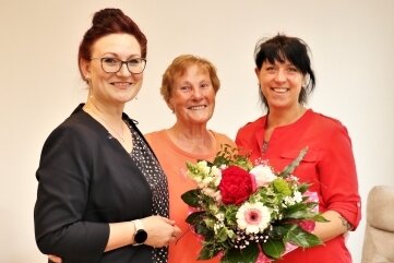 Inhaberin Christiane Kranhold (links) und Pflegedienstleiterin Peggy Friede (rechts) begrüßten Tagespflegegast Erika Schwarz mit einem Blumenstrauß.