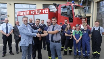 Neue Technik für Feuerwehr - OB Raphael Kürzinger (vorn links) überreichte die Schlüssel für den Rüstwagen an den Weischlitzer Bürgermeister Steffen Raab.