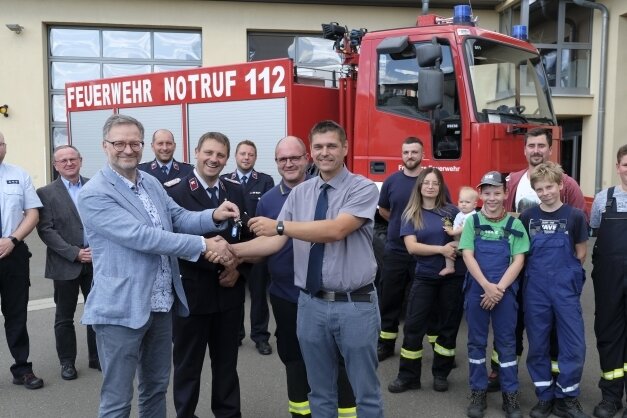Neue Technik für Feuerwehr - OB Raphael Kürzinger (vorn links) überreichte die Schlüssel für den Rüstwagen an den Weischlitzer Bürgermeister Steffen Raab.