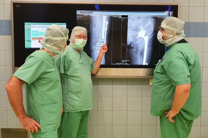 Auf den Monitoren kann sich das Ärzteteam der Klinik für Unfallchirurgie, Orthopädie und Gelenkchirurgie während einer OP Röntgenbilder anzeigen lassen.