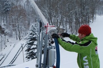 Neue Technik soll am Zschopauer Skihang für Schwung sorgen - Gemeinsam mit dem tschechischen Eigentümer Marek Kühnl (rechts) installierte Tom Klädtke am Dienstag die neue Schneilanze.
