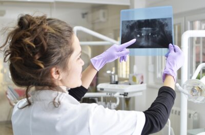 Neue Techniken für den Mund - Verdeckte Wurzelkanäle sind im zweidimensionalen Röntgen schlechter sichtbar. 