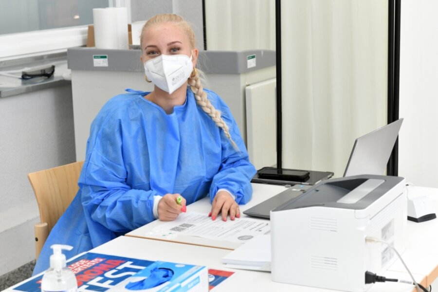 Leonie Teichert gehört zum geschulten Testpersonal, das im Freiberger Krankenhaus die neue Teststation betreut. 