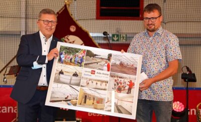 Neue Trainingshalle eröffnet - Matthias Gerth (links) erhielt von "Freie Presse"-Reporter Holger Frenzel die Auszeichnung als "Westsachse des Jahres" und eine Fotocollage.