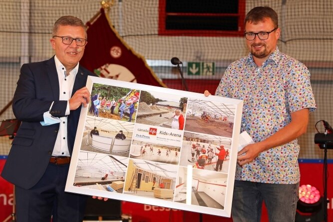 Neue Trainingshalle eröffnet - Matthias Gerth (links) erhielt von "Freie Presse"-Reporter Holger Frenzel die Auszeichnung als "Westsachse des Jahres" und eine Fotocollage.