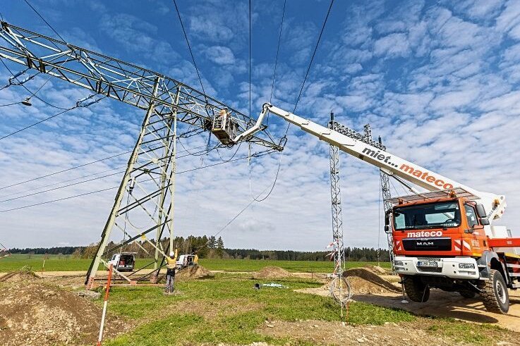 Neue Trassen für Stromleitung - Im vergangenen Jahr wurden bereits Teile der bestehenden Hochspannungsleitung bei Rothenkirchen ertüchtigt.Foto: David Rötzschke/Archiv