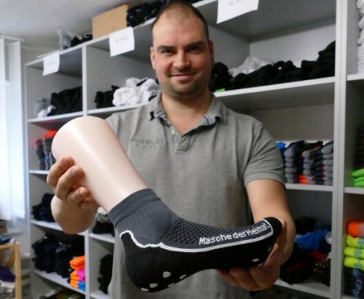 Neue Trends mit alter Masche - Denny Sieber präsentiert ein Exemplar seiner neuen Anti-Rutsch-Socken.