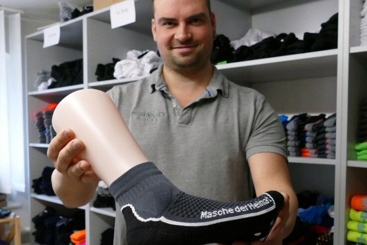 Neue Trends mit alter Masche - Denny Sieber präsentiert ein Exemplar seiner neuen Anti-Rutsch-Socken.