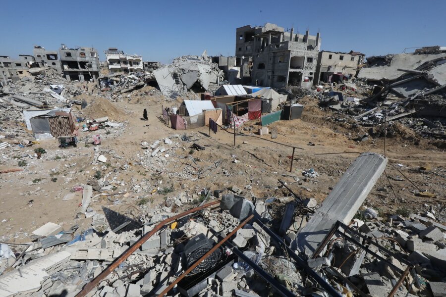 Neue Verhandlungen nach Israels Vorstoß in Rafah - Binnenvertriebene Palästinenser errichteten Zelte auf den Ruinen des Lagers Chan Junis, nachdem die israelische Armee sie aufgefordert hatte, die Stadt Rafah zu räumen.