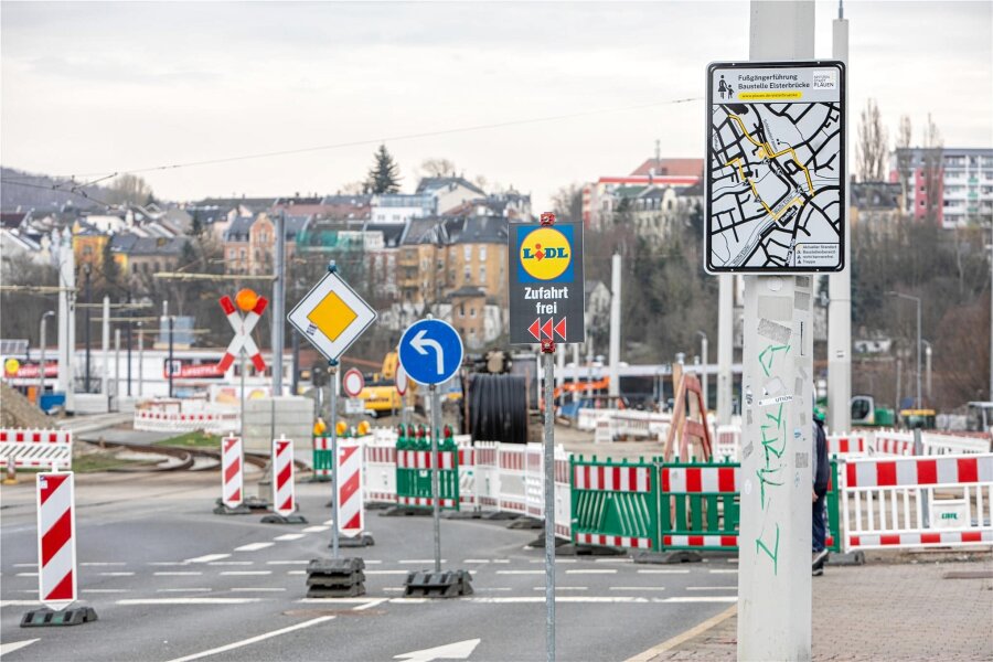 Neue Wegweiser als Orientierungshilfe für Fußgänger an der Großbaustelle Elsterbrücke in Plauen - Ein neuer Wegweiser als Orientierungshilfe für Fußgänger steht auch an der Syrastraße.