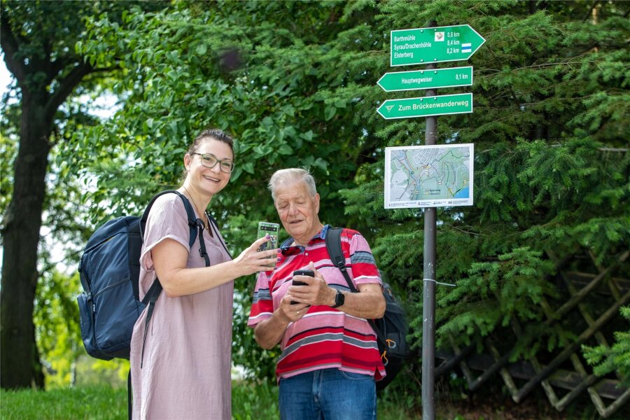 Neue Wegweiser zeigen Wanderern in Jocketa den richtigen Weg zur Elstertalbrücke - Starten auf dem Brückenwanderweg: Franziska Veit aus Berlin, ebenso wie Werner Zimmermann aus Franken.