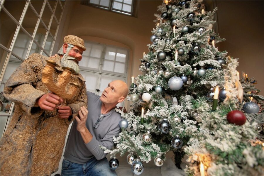 Neue Weihnachtsausstellung im Vogtlandmuseum Plauen - Derzeit laufen im Vogtlandmuseum die letzten Vorbereitungen, in die unter anderem Uwe Fischer (Foto) eingebunden ist. Er freut sich, dass in diesem Jahr auch die traditionellen Weihnachtsfiguren wie der Moosmann oder die Wattefrau in der Ausstellung präsentiert werden. 