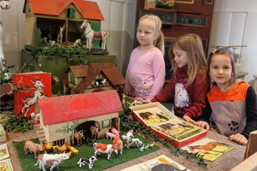 Neue Weihnachtsschau zeigt, wie mit dem Adventskalender alles anfing - Miriam, Leni und Camille sind ganz fasziniert von dem Spielzeug, das Bestandteil der neuen Weihnachtsausstellung im Heimateck Pausa ist.