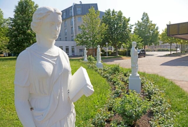 Neue Welt: Musen des Parks warten auf ihre Frischekur - Am Eingang des Parks "Neue Welt" begrüßten früher vier lebensgroße Statuen die Besucher. 
