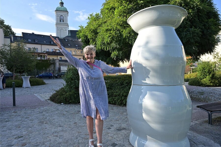 Neue Werke für den „Purple Path“ – Bürgermeister sprechen über Kulturhauptstadt Chemnitz - In Lößnitz wurde 2023 am „Purple Path“ das Werk „Monumentale Porzellane“ der Künstlerin Uli Aigner eingeweiht.