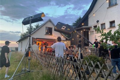 Neue Wernesgrüner-Kampagne: Auerbacher Garagen-Clique modelt für ihr Lieblingsbier - Ende Juni wurden Fotos geschossen und Videos gedreht. Für das Garagen-Motiv auf einem Hof bei Zwickau. 