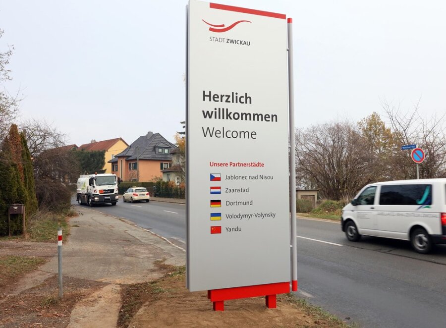 Neue Willkommensstellen grüßen an Ortseingängen - Insgesamt neun Willkommensstelen hat die Stadt Zwickau aufstellen lassen.