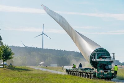 Neue Windräder in Voigtsdorf: Warum werden die Bauteile nicht per Hubschrauber transportiert? - Am heutigen Dienstag soll wieder ein Rotorblatt von Mittelsaida nach Voigtsdorf gebracht werden. 