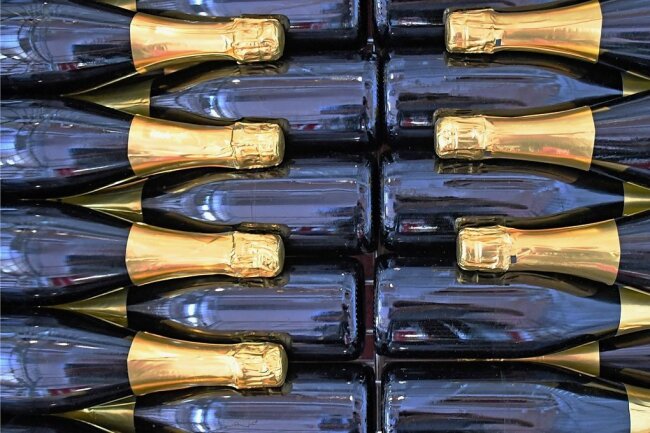 Neue Zeiten für Sekt aus Deutschland - Eine Kiste mit unetikettierten Flaschen. Die besten Sekte können sich mit Champagnern messen. 