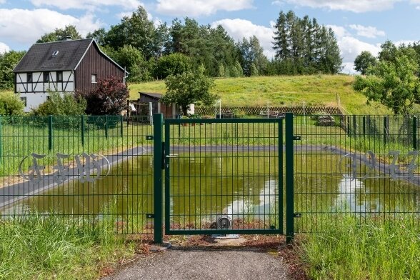 Neue Zisternen für Löschwasser sollen her - Gut gesichert: der Löschteich in Ehrenberg.