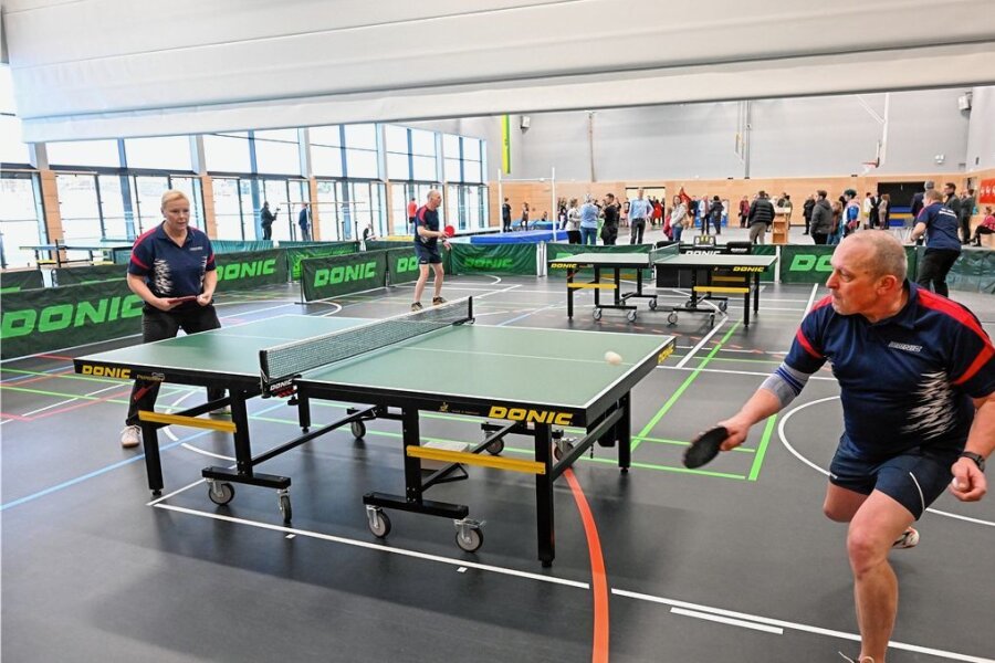 Neue Zweifeldhalle in Hartmannsdorf eingeweiht - Für die Tischtennissportler verbessern sich die Trainings- und Wettkampfbedingungen in der neuen Halle: statt bisher fünf jetzt zehn Tische.