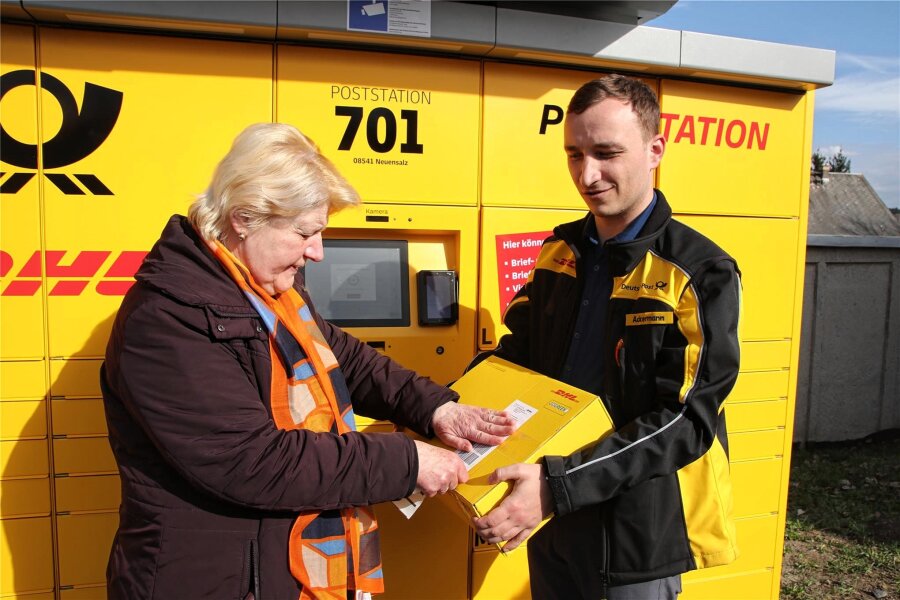 Neuensalz bekommt als erste Vogtland-Gemeinde außerhalb von Plauen moderne 24-Stunden-Poststation - Bürgermeisterin Carmen Künzel probierte mit Unterstützung von Postmitarbeiter Vincent Ackermann den neuen Service aus.