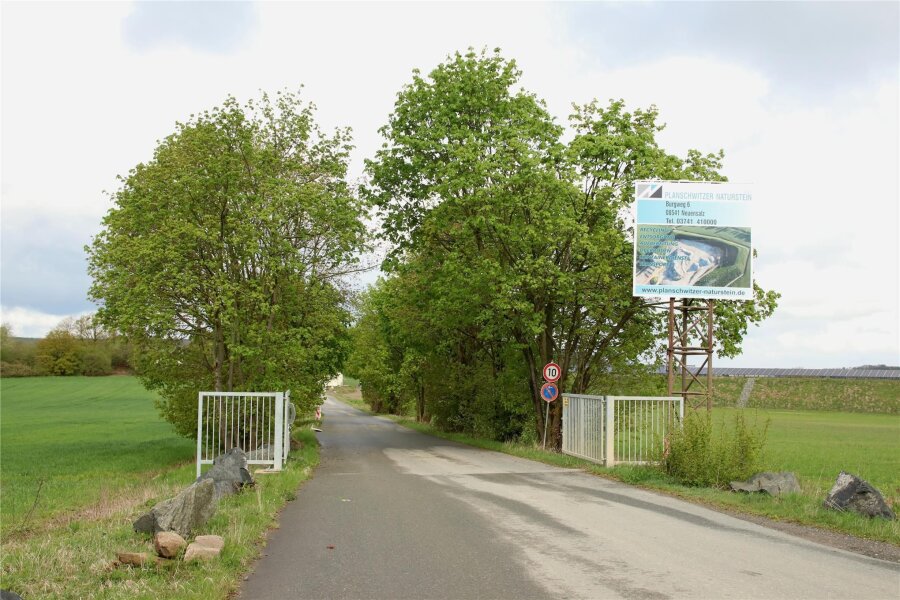 Neuensalz bekommt neues Gewerbegebiet in früherem Steinbruch - Die Werkstraße führt zur Firma Planschwitzer Naturstein GmbH auf dem Gelände eines ehemalige Diabas-Steinbruchs.