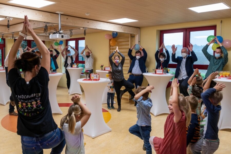 Der Mehrzweckraum im neuen Anbau der Kita "Zwergenland" in Langenleuba-Oberhain wurde zur Eröffnung am Freitag gemeinsam mit den Gästen schon einmal für ein paar Yoga-Übungen genutzt. 