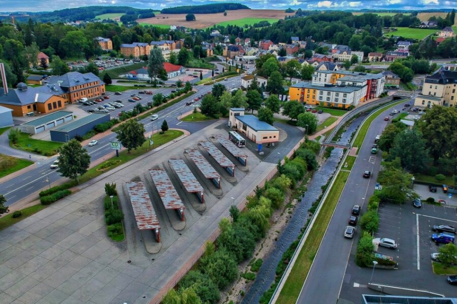 Neuer Anlauf für Busbahnhof-Umbau - Der Busbahnhof Rodewisch gilt neben Plauen als Drehkreuz für den Personennahverkehr im Vogtland. Den Passagieren präsentiert er sich wie im Jahr 1985, als die Umsteigestelle gebaut wurde. 2022 soll der Umbau mit Verzögerung umgesetzt werden. Aus sechs werden acht Bussteige. 