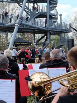 Die Oelsnitzer Blasmusikanten empfangen die Wanderer auf der Deutschlandschachthalde traditionell mit Musik. 