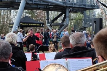 Neuer Anlauf für Jubiläum: 20. Tour auf die Halde - Die Oelsnitzer Blasmusikanten empfangen die Wanderer auf der Deutschlandschachthalde traditionell mit Musik. 