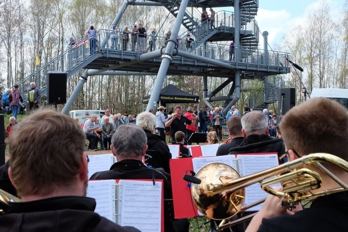 Neuer Anlauf für Jubiläum: 20. Tour auf die Halde - Die Oelsnitzer Blasmusikanten empfangen die Wanderer auf der Deutschlandschachthalde traditionell mit Musik. 
