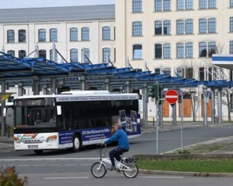 Neuer Anlauf: Zieht der Chemnitzer Omnibusbahnhof doch noch um? - Die Eröffnung der Unibibliothek (im Hintergrund) fiel voriges Jahr der zweiten Coronawelle zum Opfer, der Umzug des Busbahnhofs (vorn) einer Stadtratsentscheidung. Kommt jetzt Bewegung in die Sache?
