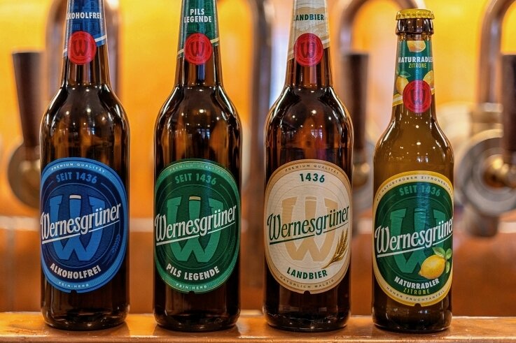 Neuer Auftritt für Wernesgrüner: Brauerei modernisiert Design - Das neue Erscheinungsbild von Wernesgrüner für die Flasche. Schritt für Schritt wird es auch auf Gläsern für die Gastronomie und im Erscheinungsbild der Brauerei umgesetzt. 
