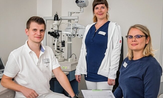 Neuer Augenarzt eröffnet Praxis im Marienberger MVZ - Zum Team der neuen Augenarztpraxis in Marienberg gehören neben Dr. Valer Vojnik die medizinische Fachangestellte Diana Arnold und OptometristinBeatrice Kühn (r.). 