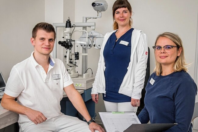 Neuer Augenarzt eröffnet Praxis im Marienberger MVZ - Zum Team der neuen Augenarztpraxis in Marienberg gehören neben Dr. Valer Vojnik die medizinische Fachangestellte Diana Arnold und Optometristin Beatrice Kühn (r.). 