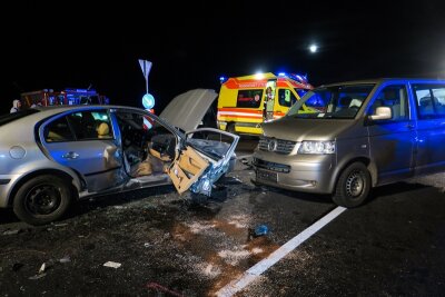 Neuer Autobahnzubringer Schneeberg: Unfall mit mehreren Verletzten - VW und Skoda kolliderten am Montagabend auf neuem Autobahnzubringer Schneeberg.