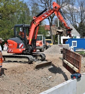 Neuer Bachdurchlass wird montiert - Die Sanierung der Dorfstraße im Oederaner Ortsteil Wingendorf geht voran. 