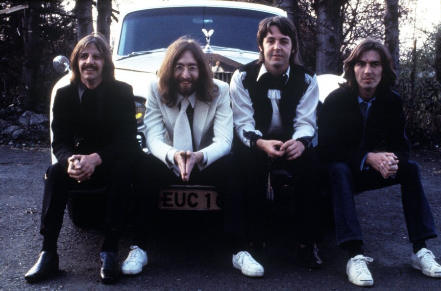  Ringo Starr, John Lennon, Paul McCartney und George Harrison (von links) von den Beatles.. Mehr als 50 Jahre nach der Trennung der Beatles ist am Donnerstag ihre wahrscheinlich letzte Single erschienen.