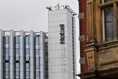 Neuer Betreiber im 50. Jahr: Wie geht es mit dem Kongress-Hotel in Chemnitz weiter? - Das „Dorint“-Schild wurde in den vergangenen Tagen am 97 Meter hohen Hotel-Gebäude bereits abmontiert.