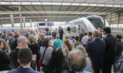 Neuer Betreiber schickt neue Züge auf die Sachsenmagistrale - Bevor der erste Sonderzug gestern vom Gleis 10 des Chemnitzer Hauptbahnhofs startete, wurde er auf den Namen Chemnitz getauft.  Foto: Toni Söll
