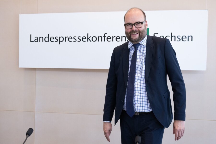 Neuer Bildungsplan für Sachsen vorgestellt - Christian Piwarz (CDU), Kultusminister von Sachsen, kommt im Landtag zu einer Pressekonferenz.