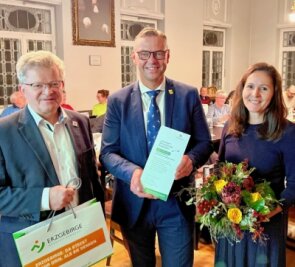 Neuer Botschafter des Erzgebirges - Ingo Seifert (Mitte) hat die Botschafter-Urkunde von Matthias Lißke, Geschäftsführer der Wirtschaftsförderung Erzgebirge (links) und Projektleiterin Peggy Kreller erhalten. 
