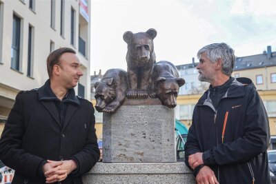 Neuer Brunnen in Chemnitz: Die Bären sind zurück - Geschafft: Projektorganisator Sandro Schmalfuß (links) und Künstler Jochen Müller stehen am fertigen, eingeschalteten Bärenbrunnen an der Börnichsgasse.