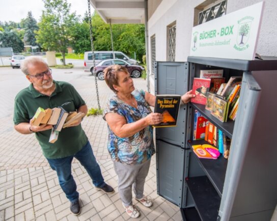 Der Heimatverein freut sich, dass der Bücherschrank auf dem Parkplatz des Nahkaufs gut angenommen wird. Die Vereinsmitglieder Christa Götz und Herbert Pchalek befüllen ihn. 