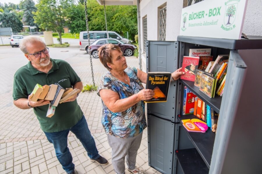 Neuer Bücherschrank auf Nahkauf-Parkplatz in Jahnsdorf - Der Heimatverein freut sich, dass der Bücherschrank auf dem Parkplatz des Nahkaufs gut angenommen wird. Die Vereinsmitglieder Christa Götz und Herbert Pchalek befüllen ihn. 