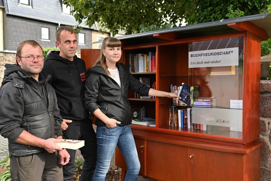 Neuer Bücherschrank in Rochlitz: Lesevergnügen rund um die Uhr - Lilli Marlen Wohlleben, Denny Rappich und Martin Köhler (v.r.) am neuen Bücherschrank.