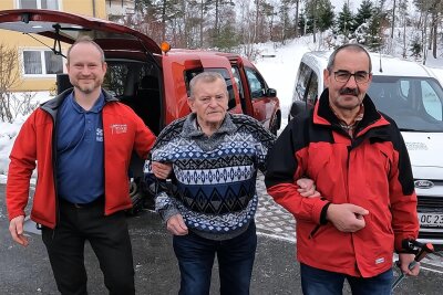 Neuer Bürgerbus im Erzgebirge: Für einen Euro zu Einkauf oder Arzt - Fahrdienstleiter Mario Gerber (links) und Fahrer Andro Schmidt (rechts) helfen Fahrgast Karl-Heinz Schreyer.