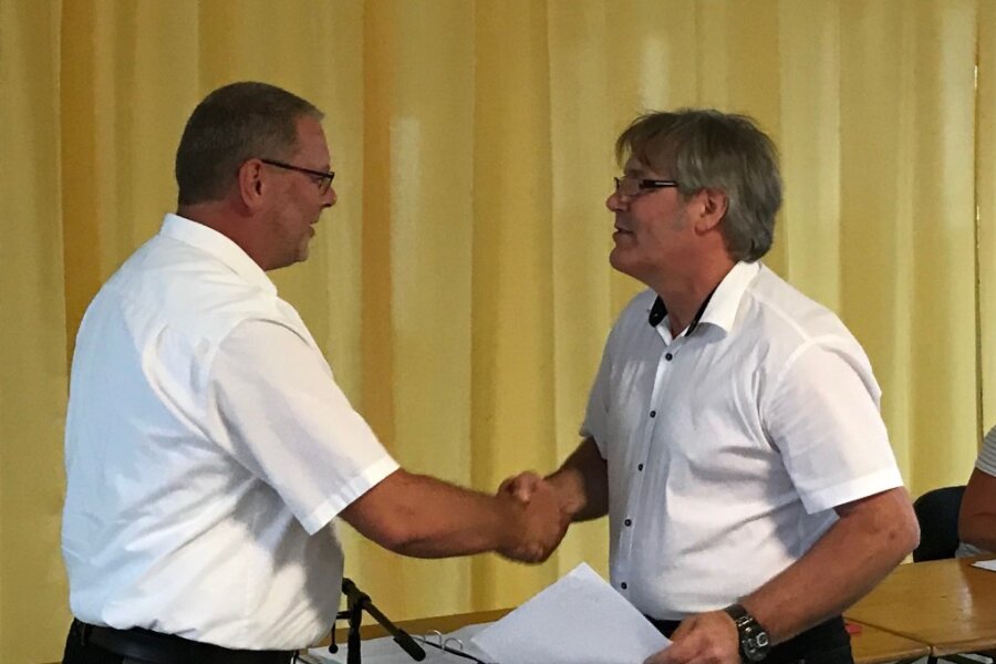 Gemeinderat Olf Hille (rechts) hat am Montagabend Markus Buschkühl als neuen Bürgermeister von Reinsberg vereidigt.